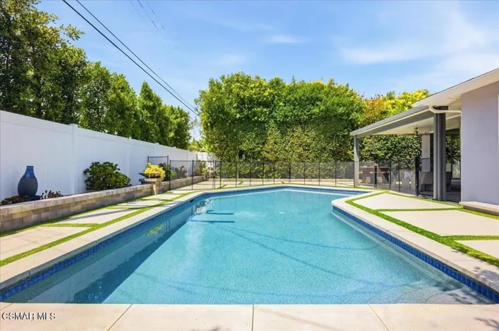 42-Sylvan St_Tarzana_42