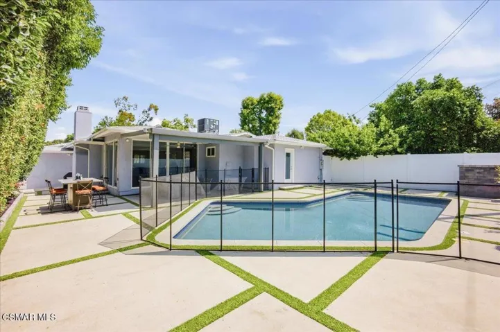 40-Sylvan St_Tarzana_40