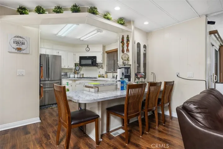 Kitchen Breakfast Bar