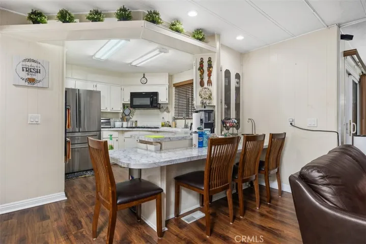 Kitchen Breakfast Bar