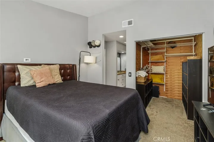 Primary Bedroom w/Walk-In Closet and Carpet