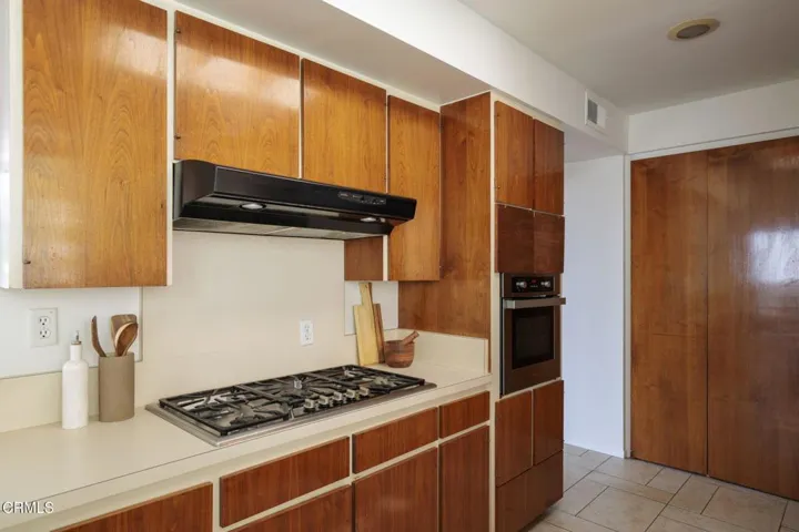 12-web-or-mls-1600 Sunset Plaza Dr by Pi