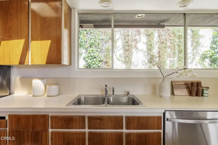 13-web-or-mls-1600 Sunset Plaza Dr by Pi