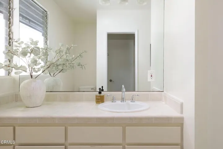 23-web-or-mls-1600 Sunset Plaza Dr by Pi