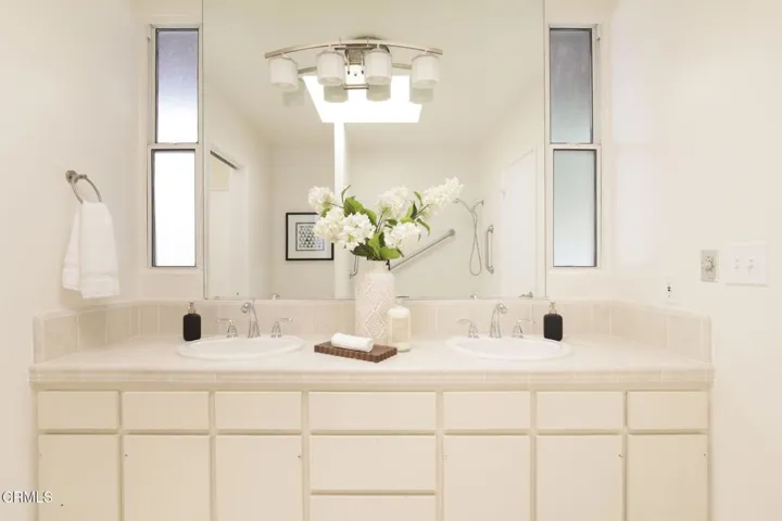 21-web-or-mls-1600 Sunset Plaza Dr by Pi