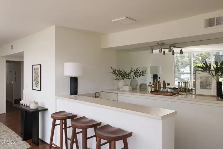 30-web-or-mls-1600 Sunset Plaza Dr by Pi