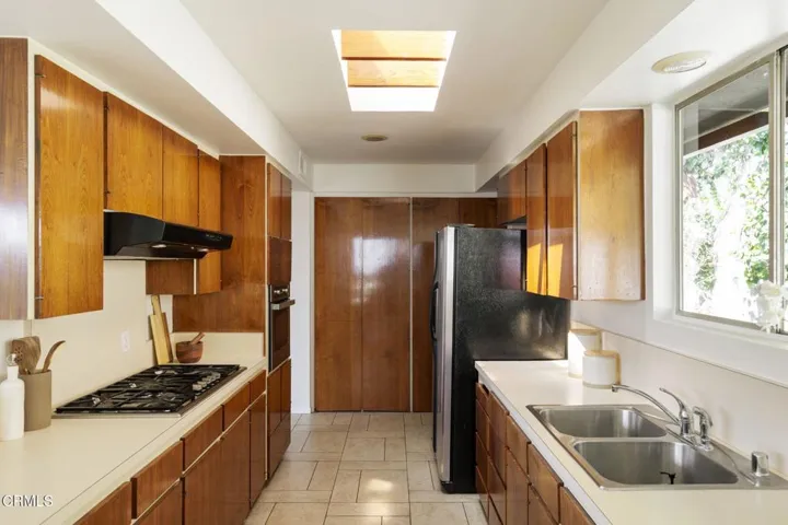 14-web-or-mls-1600 Sunset Plaza Dr by Pi
