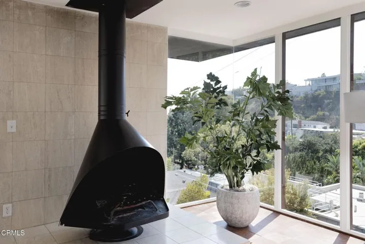 6-web-or-mls-1600 Sunset Plaza Dr by Pie