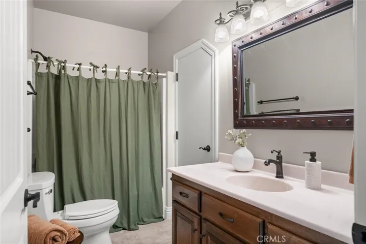 Lower lever full bath