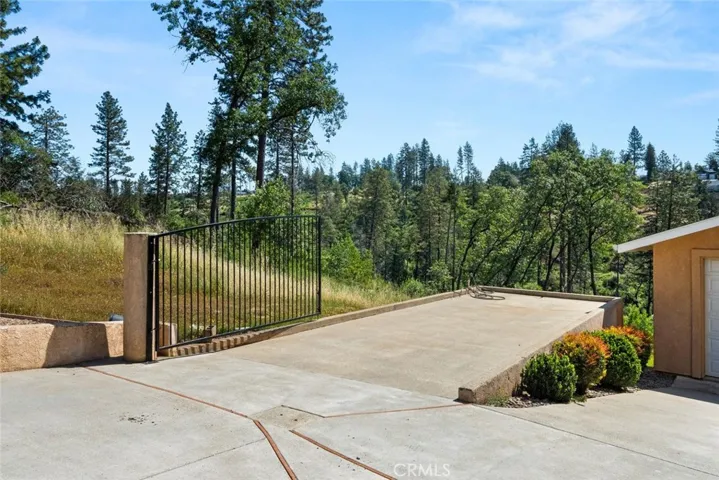 RV pad with gate