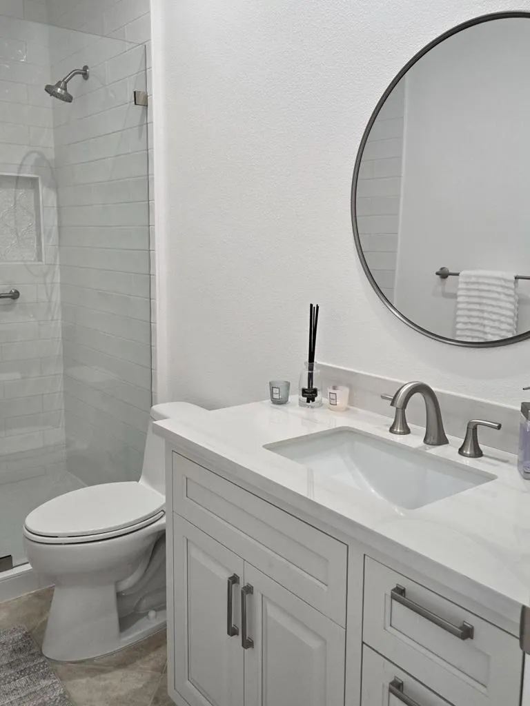 79865 Guest Room Full Bath