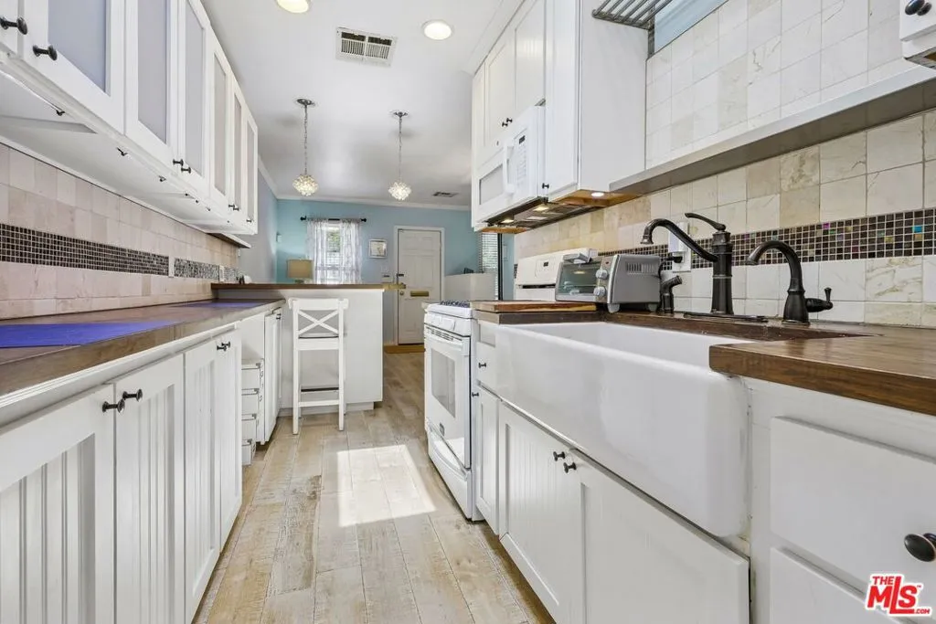 715 Kitchen