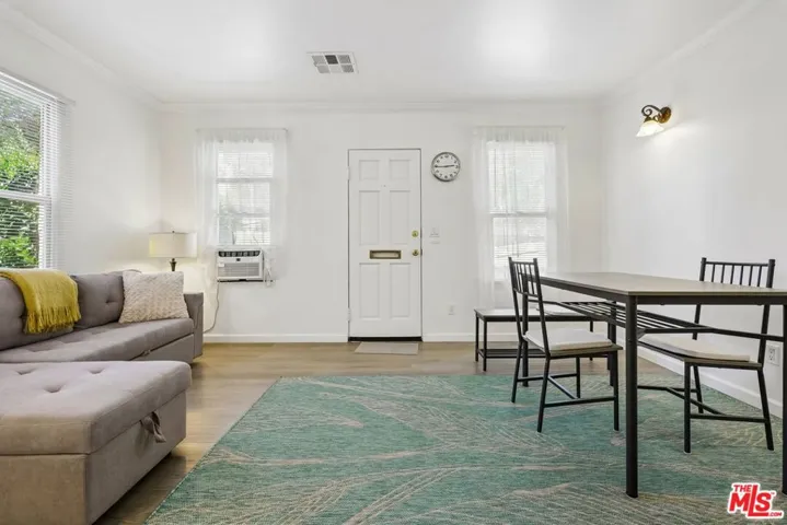 717 Living area