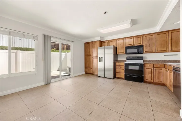 SPACIOUS KITCHEN