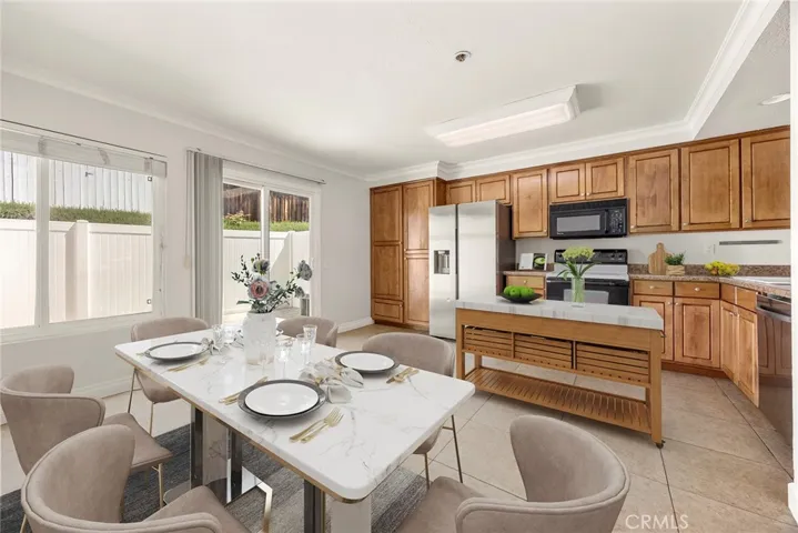 VIRTUALLY STAGED KITCHEN