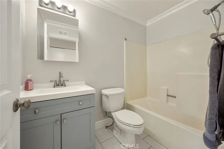 UPSTAIRS FULL BATH