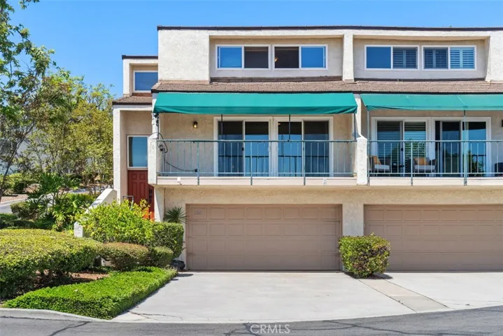 FRONT OF HOUSE + LARGE DRIVEWAY