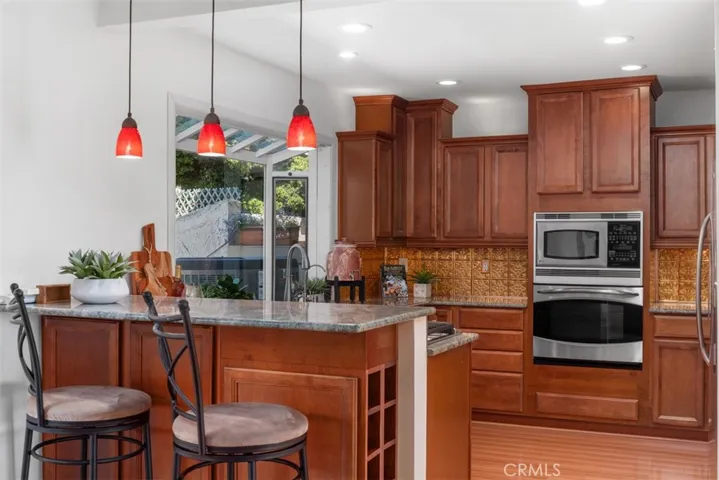 KITCHEN BREAKFAST BAR