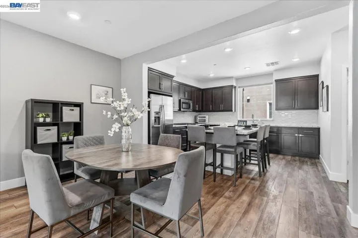 Dining to kitchen