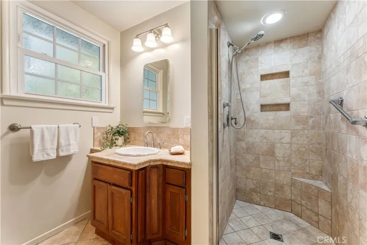 2429 Ganesha Avenue, Altadena, California 91001