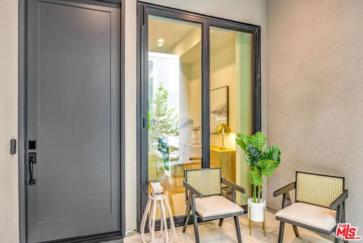 652 Huntley Drive 102, West Hollywood, California 90069