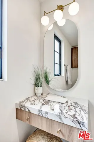 652 Huntley Drive 102, West Hollywood, California 90069