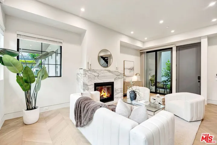 652 Huntley Drive 102, West Hollywood, California 90069