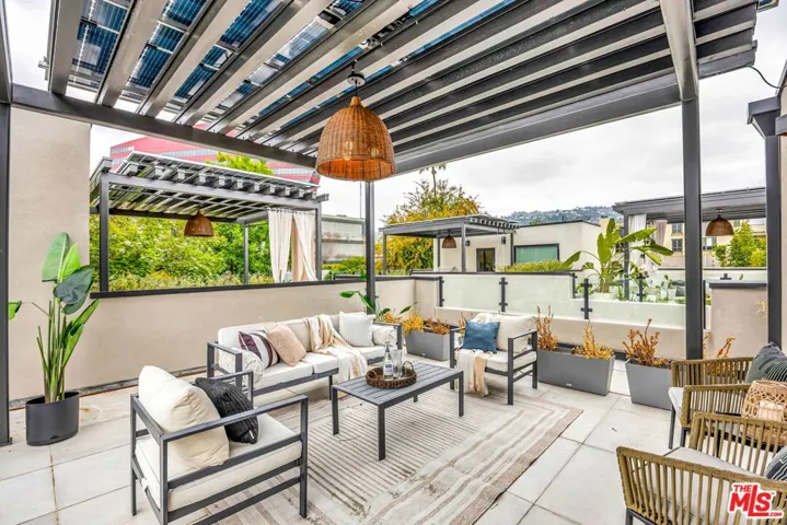 652 Huntley Drive 102, West Hollywood, California 90069