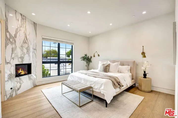 652 Huntley Drive 102, West Hollywood, California 90069