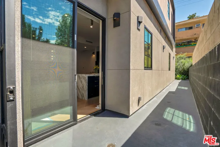 652 Huntley Drive 102, West Hollywood, California 90069