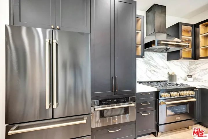 652 Huntley Drive 102, West Hollywood, California 90069