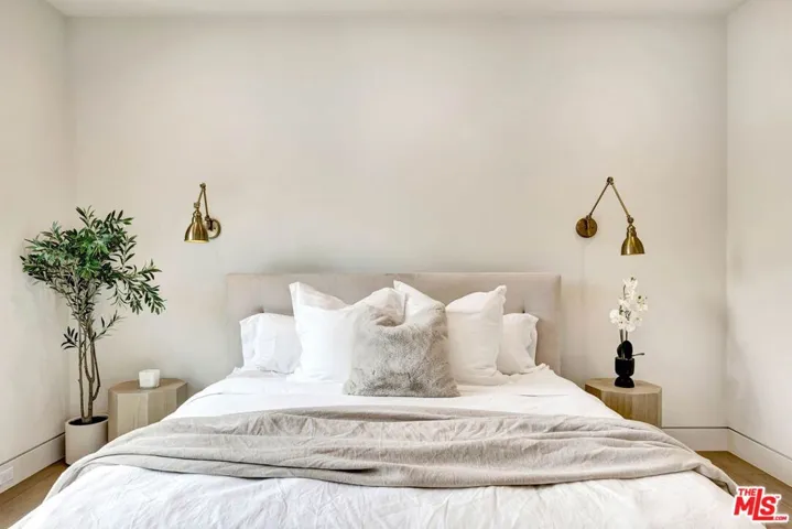 652 Huntley Drive 102, West Hollywood, California 90069