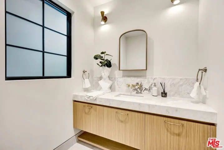 652 Huntley Drive 102, West Hollywood, California 90069
