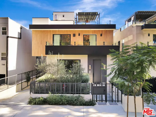 652 Huntley Drive 102, West Hollywood, California 90069
