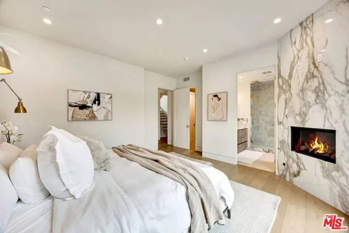 652 Huntley Drive 102, West Hollywood, California 90069