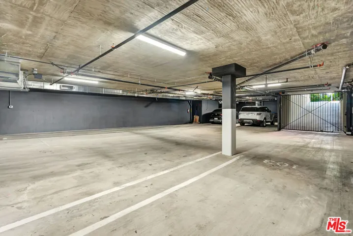 652 Huntley Drive 102, West Hollywood, California 90069