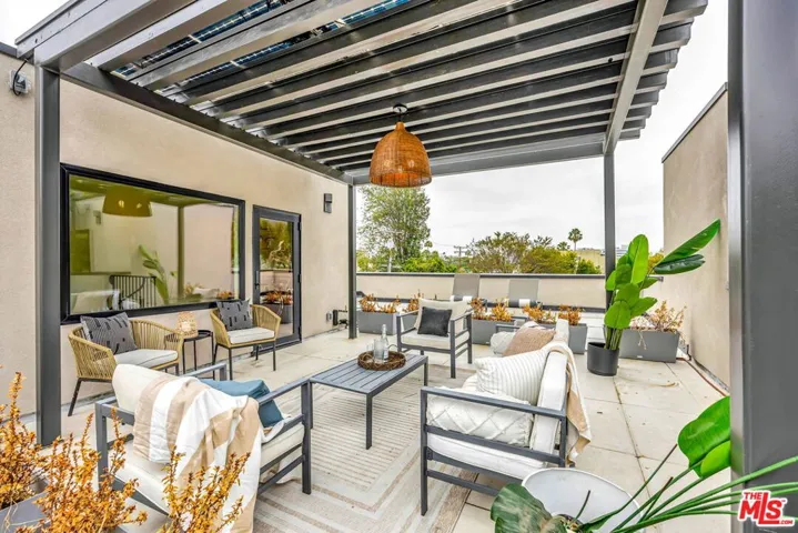 652 Huntley Drive 102, West Hollywood, California 90069
