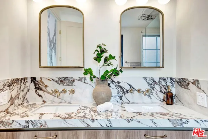 652 Huntley Drive 102, West Hollywood, California 90069