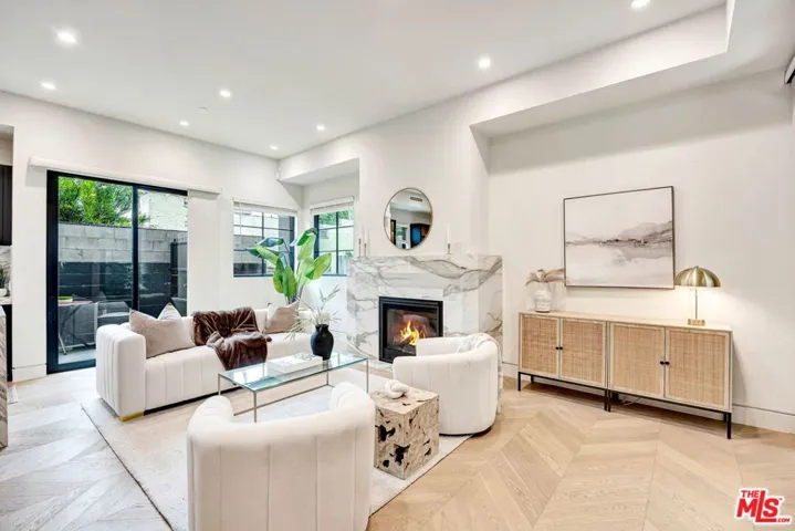 652 Huntley Drive 102, West Hollywood, California 90069