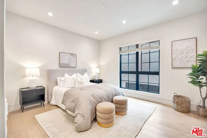 652 Huntley Drive 102, West Hollywood, California 90069