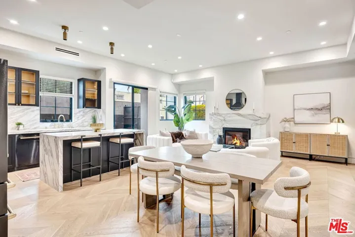 652 Huntley Drive 102, West Hollywood, California 90069