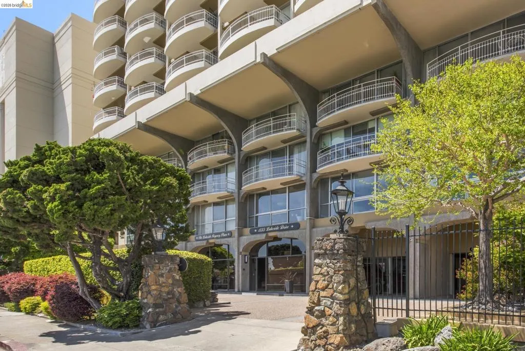 View of apartment building / complex