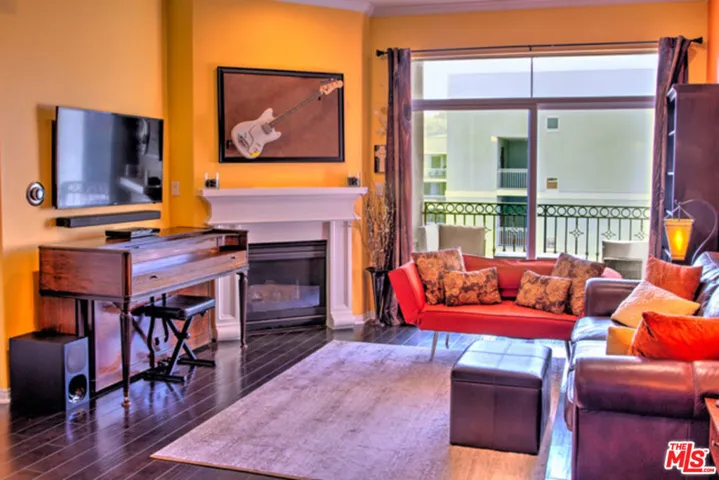 Living Room/Fireplace