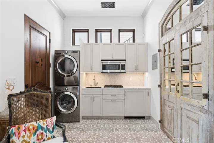 Casita Kitchen and laundry