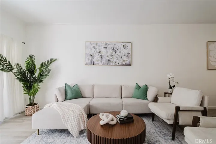 435 E Valencia 105, Burbank, California 91501