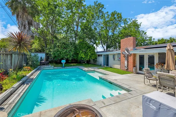 GREAT BACKYARD FOR ENTERTAINING!