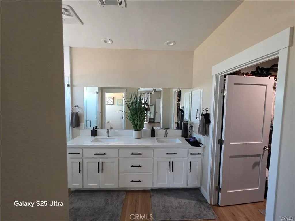 MASTER BATHROOM PHOTO 2