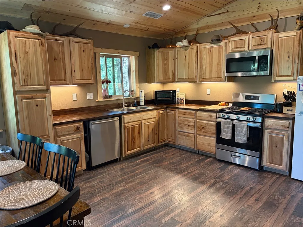 FUNCTIONAL AND COZY KITCHEN