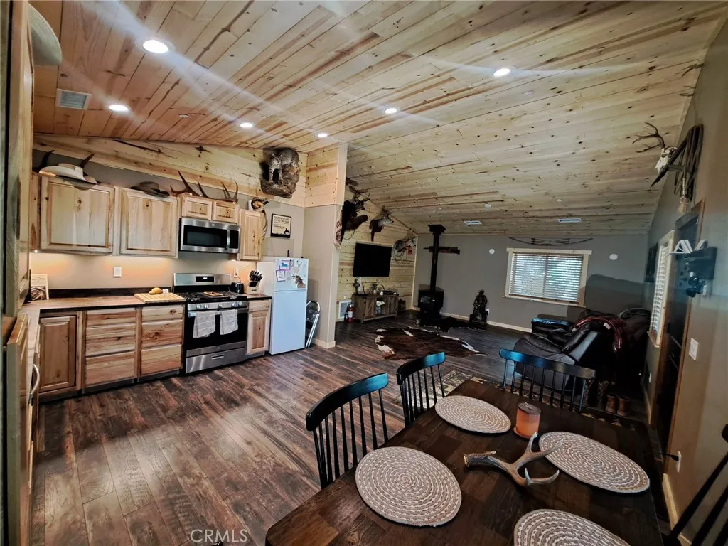 DINING ROOM TOWARDS KITCHEN
