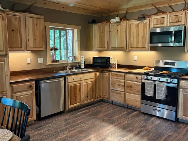 TIDY KITCHEN